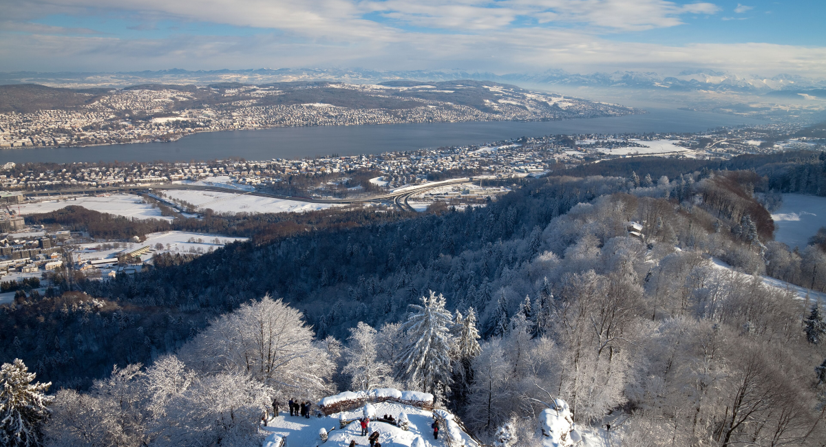 Blick vom Uetliberg auf den Zürichsee und die Stadtsilhouette Zürichs.