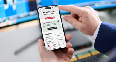 Die Hand einer Person, die ein Smartphone hält, auf dem die Bundesschatz-Webapp zu sehen ist.