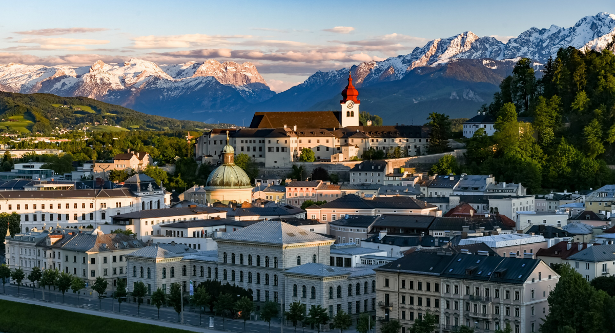Red-Bull-Dosen im Regal eines Supermarkts.