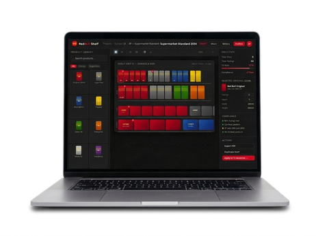 Screenshot des Red-Bull-Online-Regalplaners mit einem Drag-and-Drop-Regallayout und farbcodierten Produktdosen.
